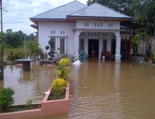 <font size="2">Rumah warga Kampar yang terendam banjir. </font>